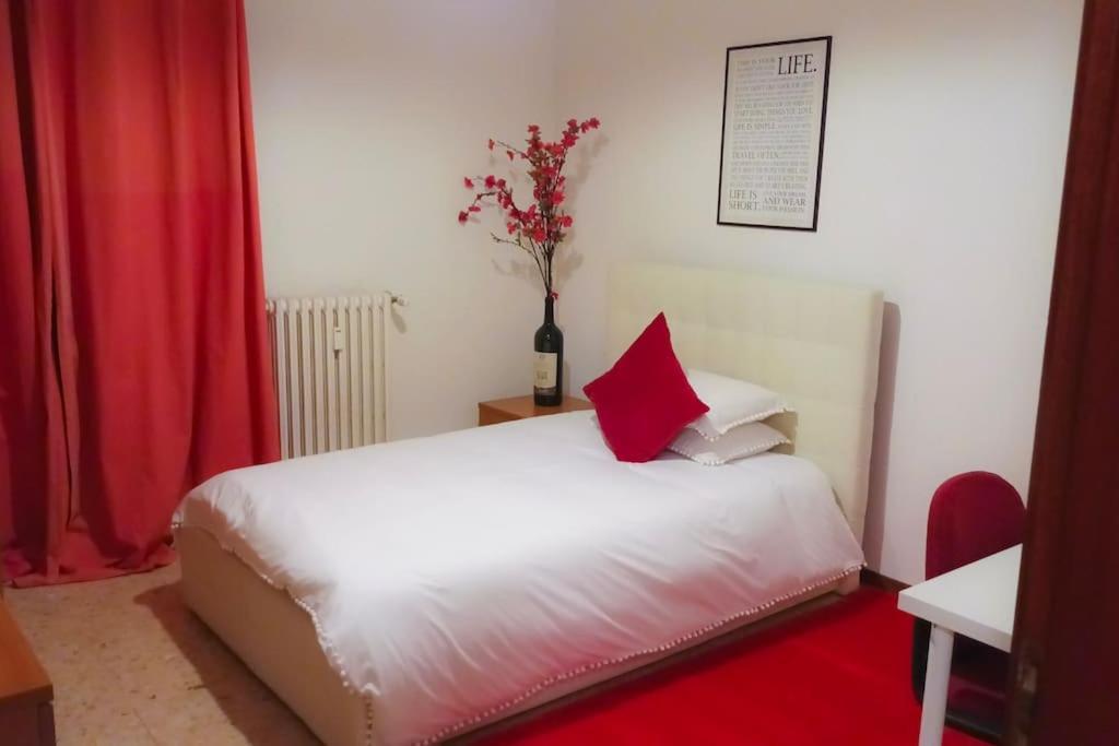 Unique & Beautiful Bedroom In Central Of Флоренція Екстер'єр фото
